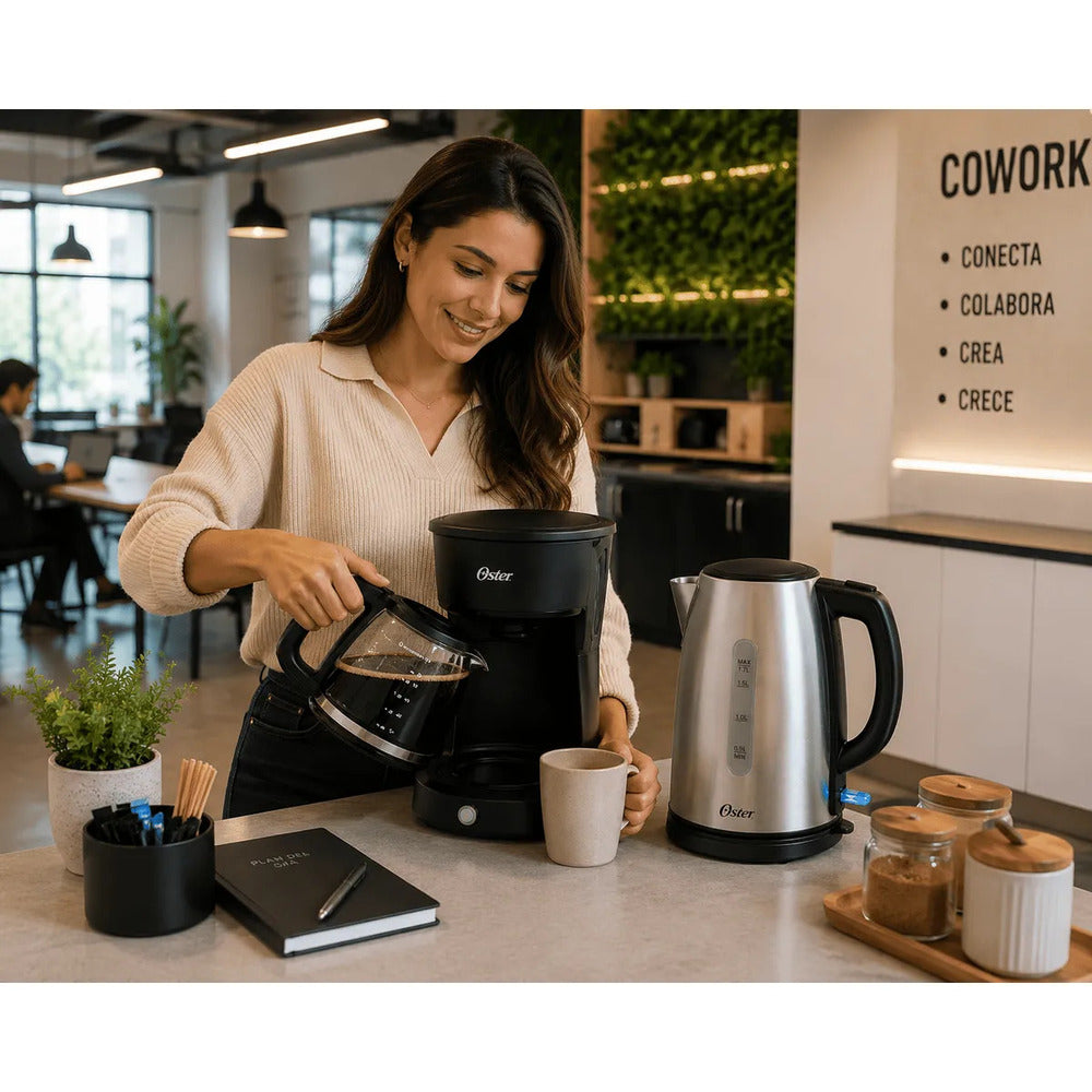 Combo Oster Premium Cafetera 12 Tazas BVSTDCS12B + Hervidor Eléctrico 1.7L BVSTKT673SS