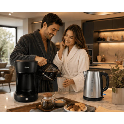 Combo Oster Premium Cafetera 12 Tazas BVSTDCS12B + Hervidor Eléctrico 1.7L BVSTKT673SS